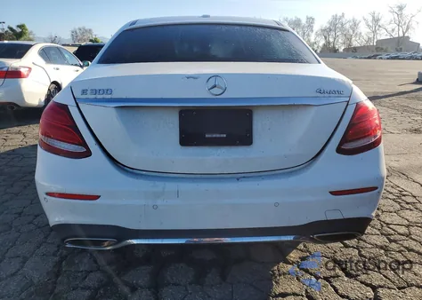 2017 Mercedes-Benz E 300 4Matic z USA, uszkodzony, nr VIN WDDZF4KB8HA098329